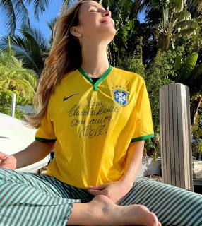 Claudia Leitte feet photo thumbnail