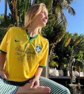 Claudia Leitte feet photo thumbnail