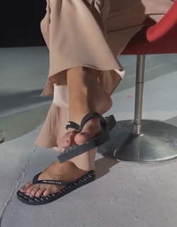 Claudia Leitte feet photo thumbnail