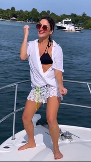 Claudia Leitte feet photo thumbnail