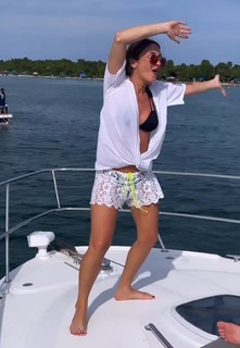 Claudia Leitte feet photo thumbnail