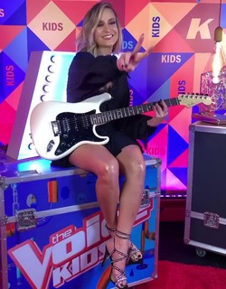Claudia Leitte feet photo thumbnail
