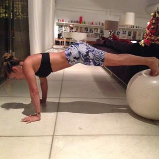 Claudia Leitte feet photo thumbnail