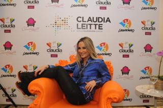 Claudia Leitte feet photo thumbnail