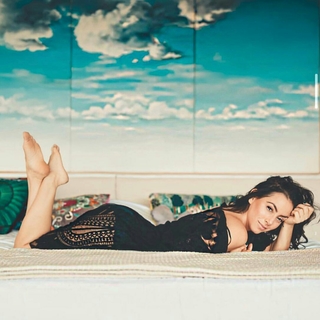 Claudia Lizaldi feet photo thumbnail