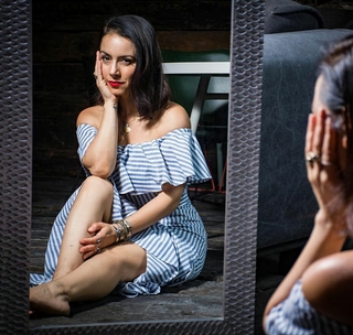 Claudia Lizaldi feet photo thumbnail