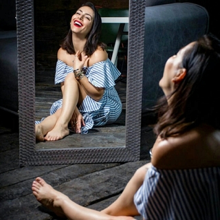 Claudia Lizaldi feet photo thumbnail