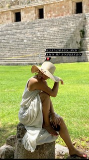 Claudia Lizaldi feet photo thumbnail