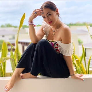 Claudia Lizaldi feet photo thumbnail