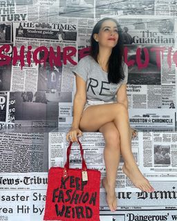Claudia Lizaldi feet photo thumbnail