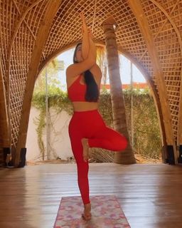 Claudia Lizaldi feet photo thumbnail