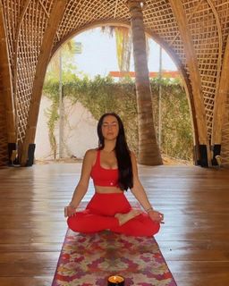 Claudia Lizaldi feet photo thumbnail