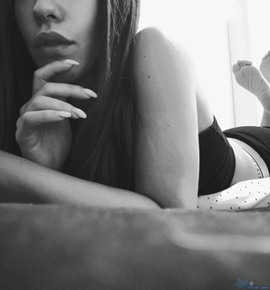 Claudia Nahum feet photo 1