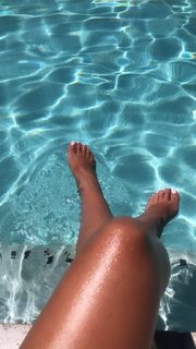 Claudia Nahum feet photo 3
