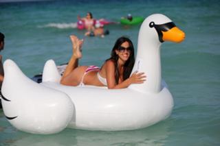 Claudia Romani feet photo thumbnail