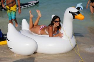 Claudia Romani feet photo thumbnail