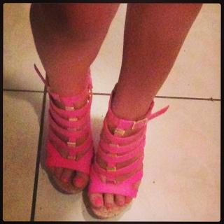 Claudia Romani feet photo thumbnail