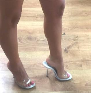 Claudia Romani feet photo thumbnail
