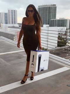 Claudia Romani feet photo thumbnail