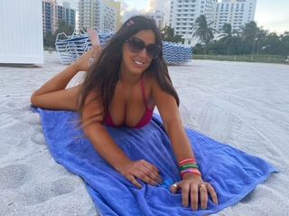 Claudia Romani feet photo thumbnail
