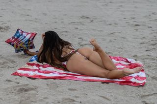 Claudia Romani feet photo thumbnail