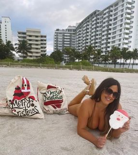 Claudia Romani feet photo thumbnail