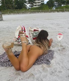 Claudia Romani feet photo thumbnail