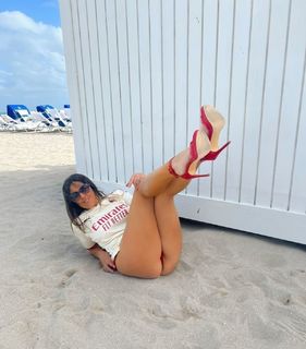 Claudia Romani feet photo thumbnail