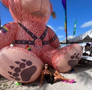 Claudia Romani feet photo thumbnail