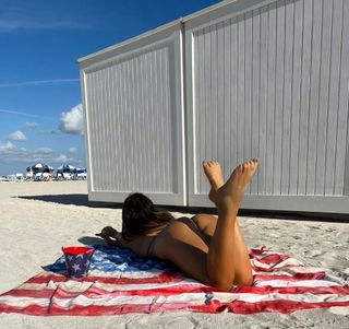 Claudia Romani feet photo thumbnail