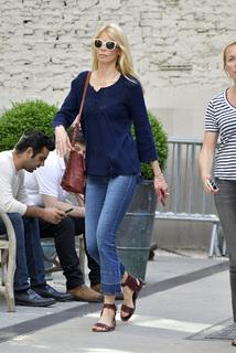 Claudia Schiffer feet photo thumbnail
