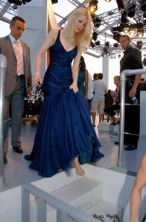Claudia Schiffer feet photo thumbnail