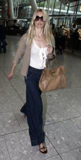 Claudia Schiffer feet photo thumbnail
