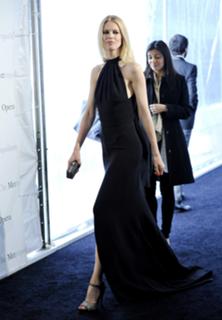 Claudia Schiffer feet photo thumbnail