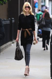 Claudia Schiffer feet photo thumbnail