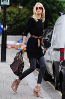 Claudia Schiffer feet photo thumbnail