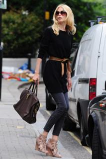 Claudia Schiffer feet photo thumbnail