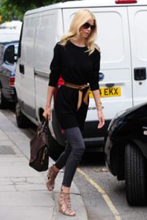 Claudia Schiffer feet photo thumbnail