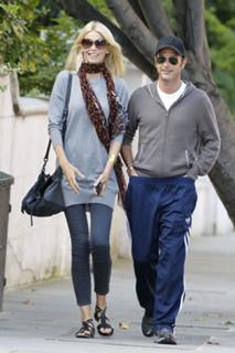 Claudia Schiffer feet photo thumbnail