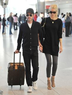 Claudia Schiffer feet photo thumbnail