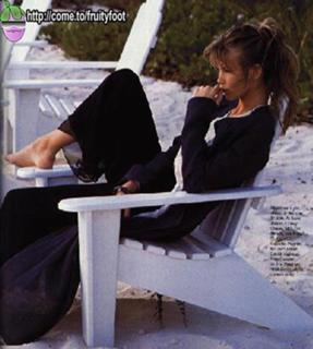 Claudia Schiffer feet photo thumbnail