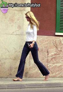 Claudia Schiffer feet photo thumbnail