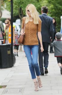 Claudia Schiffer feet photo thumbnail