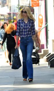 Claudia Schiffer feet photo thumbnail