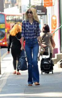 Claudia Schiffer feet photo thumbnail