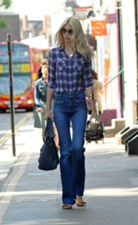 Claudia Schiffer feet photo thumbnail