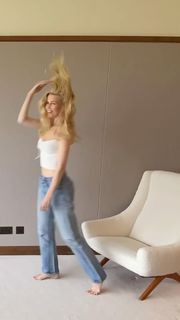 Claudia Schiffer feet photo thumbnail