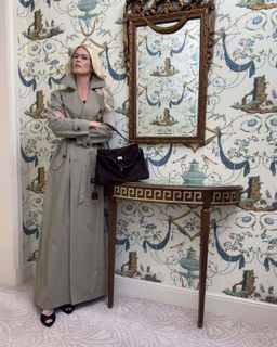 Claudia Schiffer feet photo thumbnail