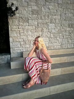 Claudia Schiffer feet photo thumbnail