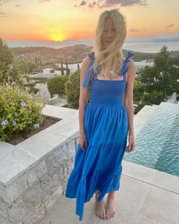 Claudia Schiffer feet photo thumbnail